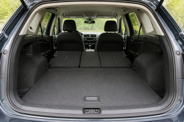 Vue intérieure du coffre spacieux d'un SUV avec sièges arrière rabattus, offrant une grande surface de chargement.