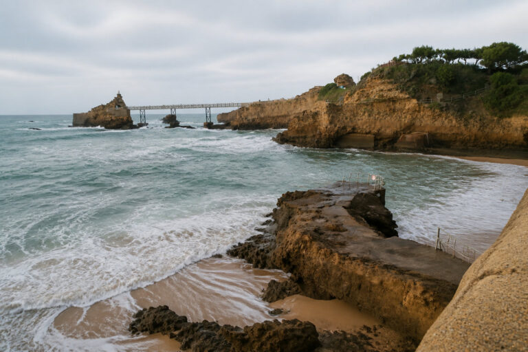Vue sur le Rocher de la Vierge à Biarritz avec sa passerelle métallique surplombant l'océan Atlantique.