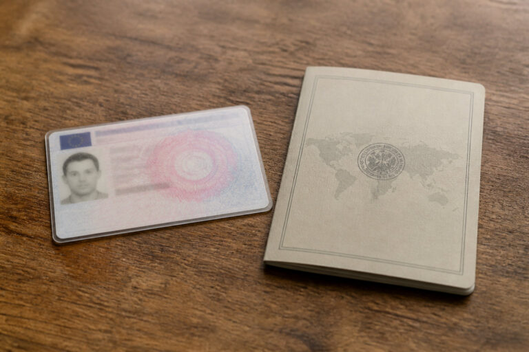 Permis de conduire format carte bancaire et permis de conduire international sur une table en bois.